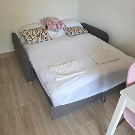 Roza One Bedroom Апартаменти
